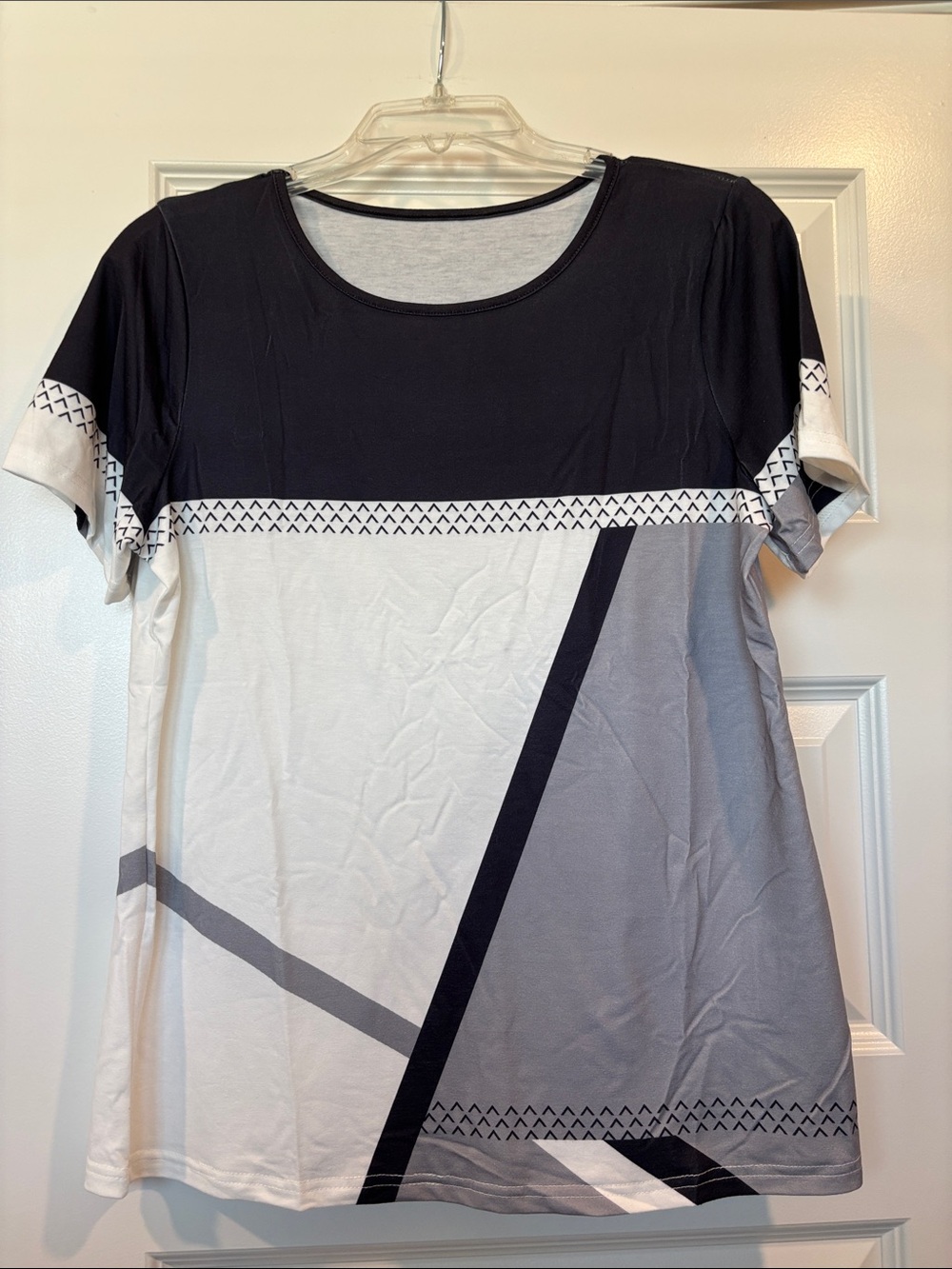 Twister Geometric Colorblock Short Sleeve Top in Black, White & Gray